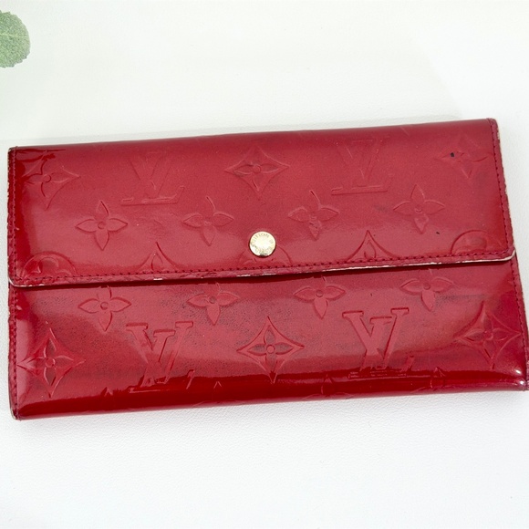 Authentic Louis Vuitton Sarah Wallet Vernis Red Pomme d’Amour - Picture 1 of 12